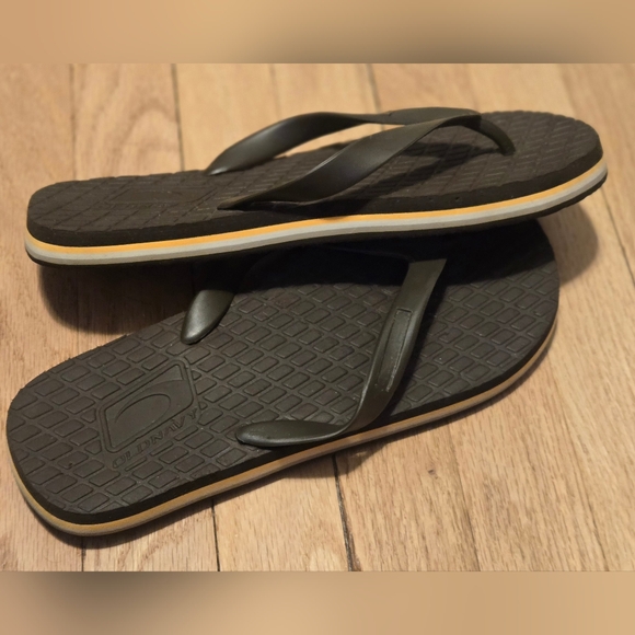 Old Navy flip flops- size 10 - Picture 4 of 5